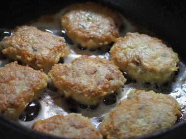 Tavada ev yapımı pirzola pişirmek.