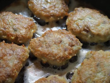Tavada ev yapımı pirzola pişirmek.