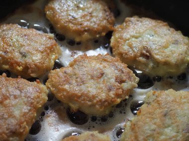 Tavada ev yapımı pirzola pişirmek.