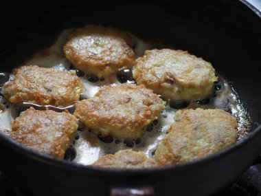 Tavada ev yapımı pirzola pişirmek.