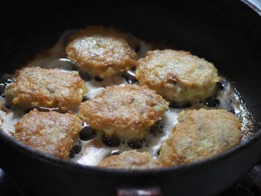 Tavada ev yapımı pirzola pişirmek.