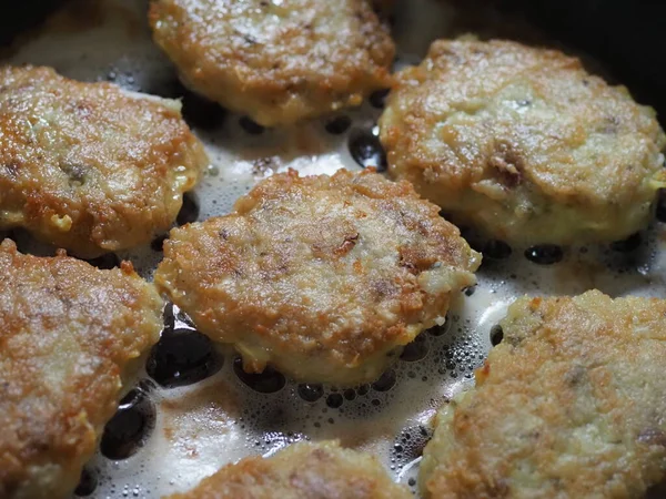 Tavada ev yapımı pirzola pişirmek.