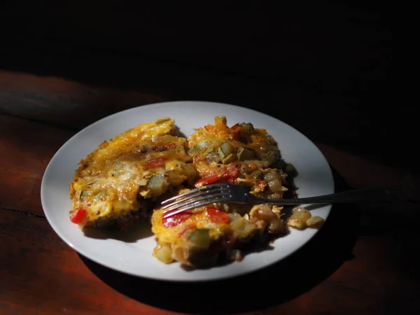 鸡蛋和蔬菜的清淡 健康的夏季早餐 — 图库照片