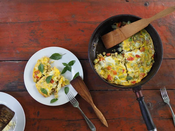 清淡健康的早餐 炒鸡蛋加蔬菜 — 图库照片