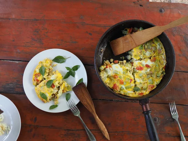 清淡健康的早餐 炒鸡蛋加蔬菜 — 图库照片