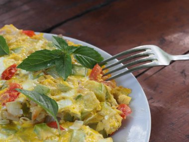 Hafif sağlıklı kahvaltı: sebzeli omlet