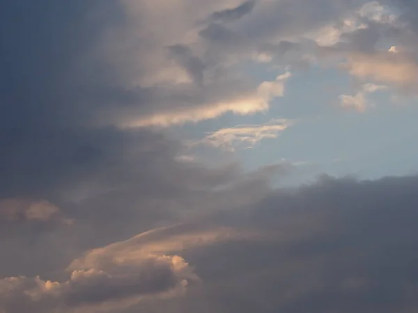 Сірі Білі Хмари Фоні Блакитного Неба — стокове фото