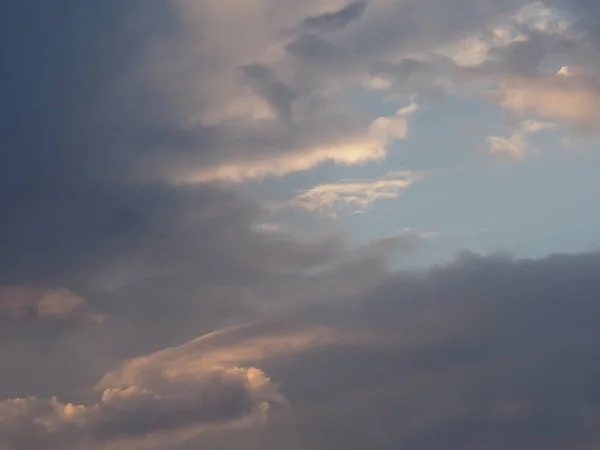 Nubes Grises Blancas Sobre Fondo Cielo Azul —  Fotos de Stock