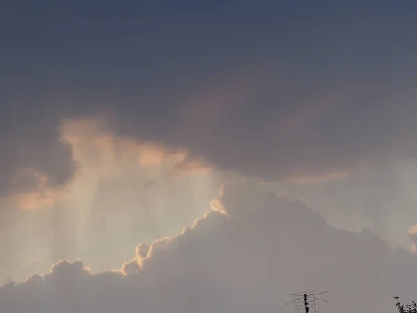 Graue Und Weiße Wolken Vor Blauem Himmel — Stockfoto