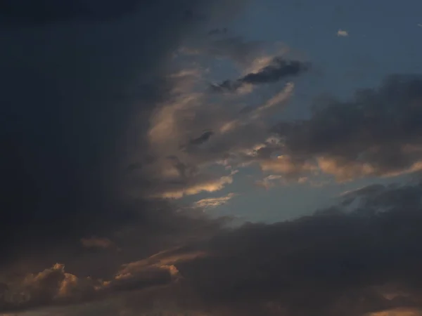 Nubes Grises Blancas Sobre Fondo Cielo Azul —  Fotos de Stock