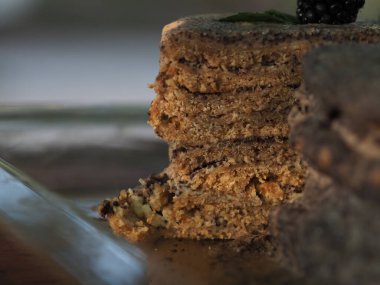 Ev yapımı haşhaş tohumu ile doldurulmuş un ve böğürtlenlerle süslenmiş kek.