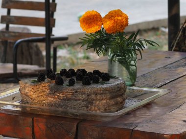 Ev yapımı haşhaş tohumu ile doldurulmuş un ve böğürtlenlerle süslenmiş kek.