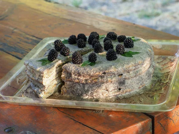 Ev yapımı haşhaş tohumu ile doldurulmuş un ve böğürtlenlerle süslenmiş kek.