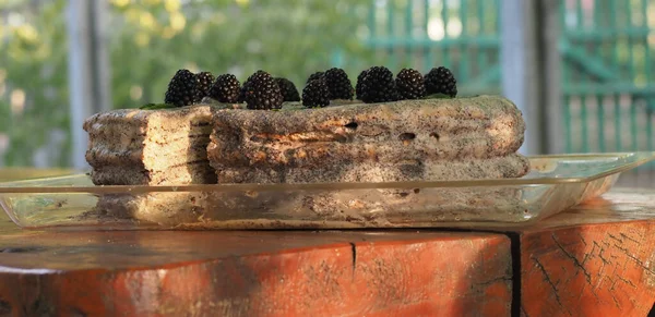 Ev yapımı haşhaş tohumu ile doldurulmuş un ve böğürtlenlerle süslenmiş kek.