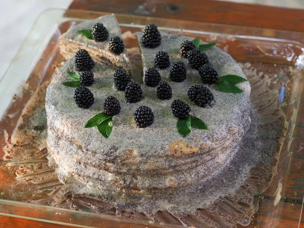 Hausgemachter Kuchen Mit Mohnfüllung Aus Vollkornmehl Und Mit Brombeeren Dekoriert — Stockfoto