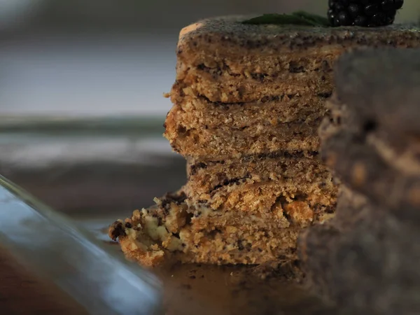 Ev yapımı haşhaş tohumu ile doldurulmuş un ve böğürtlenlerle süslenmiş kek.