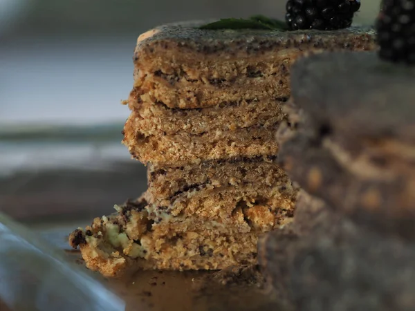 Ev yapımı haşhaş tohumu ile doldurulmuş un ve böğürtlenlerle süslenmiş kek.
