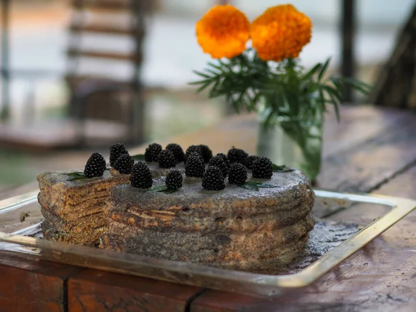 Ev yapımı haşhaş tohumu ile doldurulmuş un ve böğürtlenlerle süslenmiş kek.