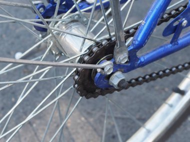 Turizm için eski bir bisikletin arka tekerleği.