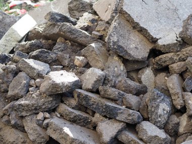 Kaldırımda parçalanmış asfalt.