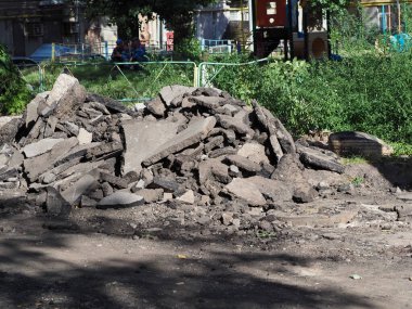 Kaldırımda parçalanmış asfalt.