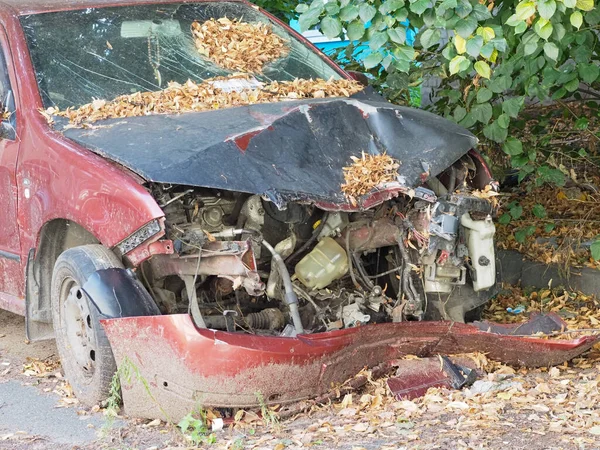 Carro Vermelho Abandonado Após Acidente — Fotografia de Stock