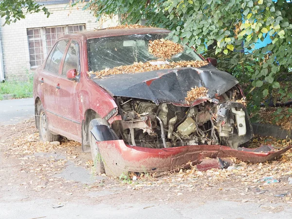 Carro Vermelho Abandonado Após Acidente — Fotografia de Stock