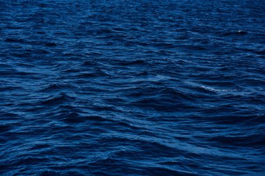 Sakin mavi deniz okyanusu. Arka planda güzel bir doku var.