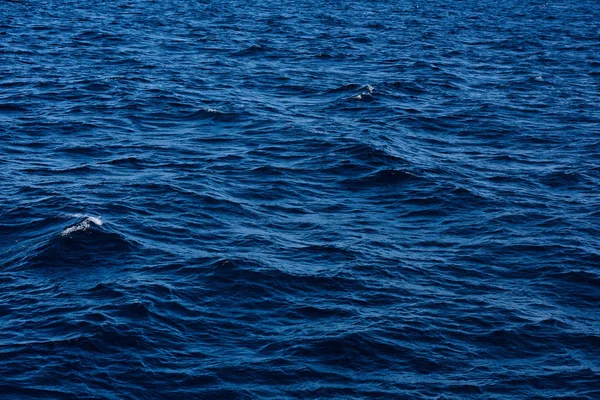 背景に美しいテクスチャを持つ穏やかな青い海 — ストック写真