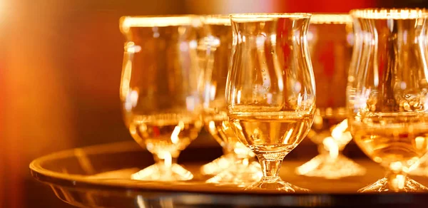 Una mesa, bandeja con copas de whisky lleno de bebida —  Fotos de Stock
