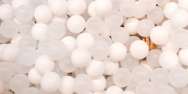 Yüzü olmayan bir çocukla arka plan kullanımı için bir sürü beyaz balon