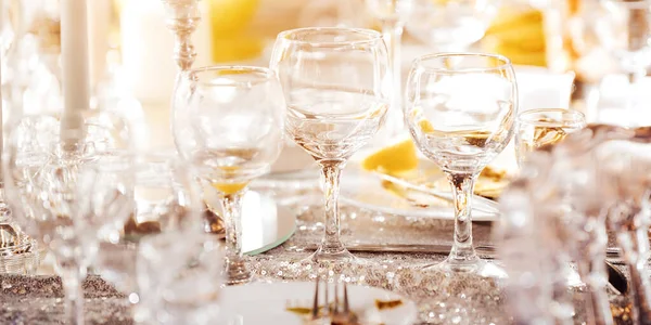 Hermosa mesa festiva de platos de lujo, vasos y cubiertos servidos para la degustación de vinos. Primer plano, fondo borroso . —  Fotos de Stock