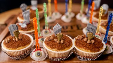 Komik cadılar bayramı korkunç kekler tabutlar ve gözler