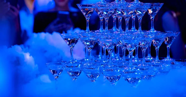 Muchos vasos sobre la mesa con el alcohol y sin con el nitrógeno líquido —  Fotos de Stock
