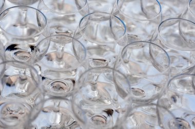 Masada bir sürü boş şarap ve kokteyl var.