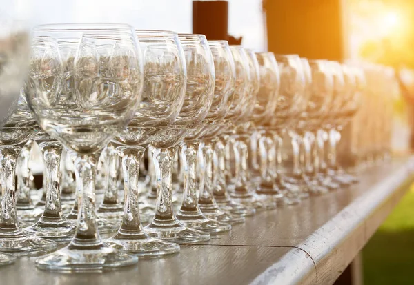 Много пустых бокалов вина и коктейлей на столе — стоковое фото