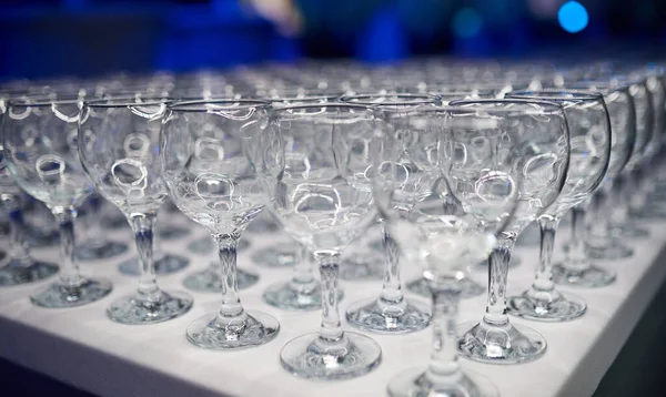 Muchos vasos vacíos de vino y cócteles en la mesa —  Fotos de Stock