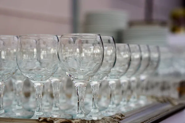 Muchos vasos vacíos de vino y cócteles en la mesa —  Fotos de Stock