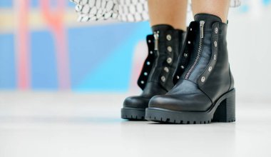 Kadın ayakkabıları parmak ucunda dinleniyor. 