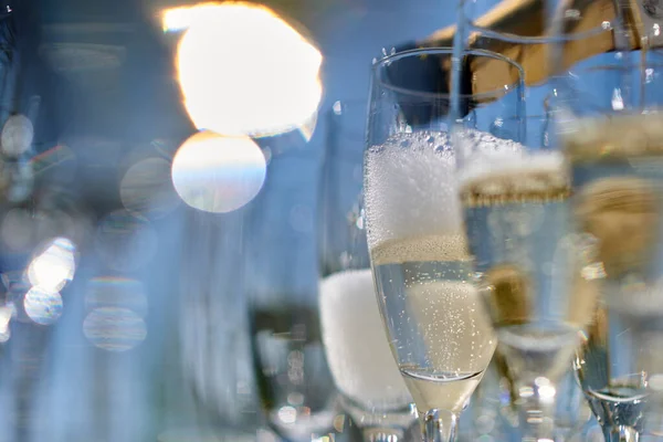 Una copa de vino con botella vierte champán —  Fotos de Stock