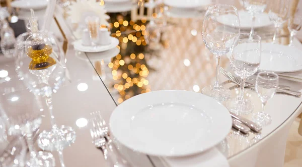 Servito tavolo specchiato con piatti di bicchieri di vino ed elettrodomestici da pranzo — Foto Stock