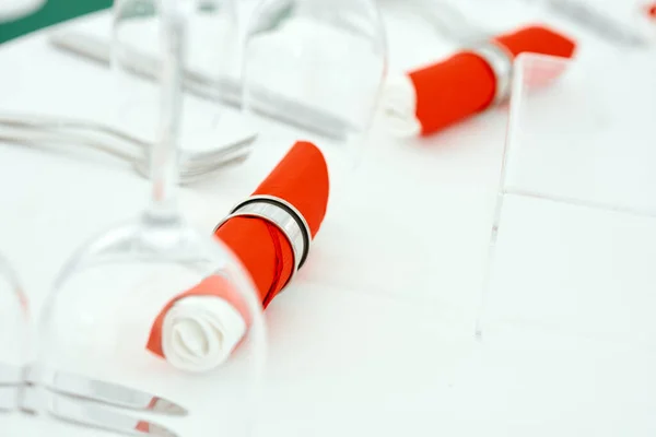 テーブルにはアメリカのトピックが飾られているB赤ナプキン — ストック写真