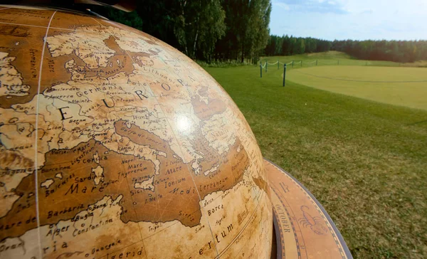 Retro globe detailní záběr zaměřený na Evropu s polem na pozadí — Stock fotografie