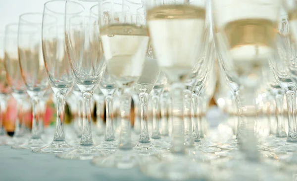Una fila de copas de vino en una mesa —  Fotos de Stock
