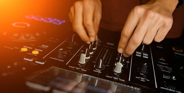 Man twists dźwięk kontrolera DJ w nocnym klubie — Zdjęcie stockowe