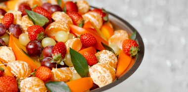 metal kaplarda meyve tabağı beyaz desenli arka planda değil 