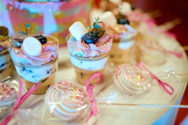 Sütlü kahve ve lokum kekleri çubuğun yanında.