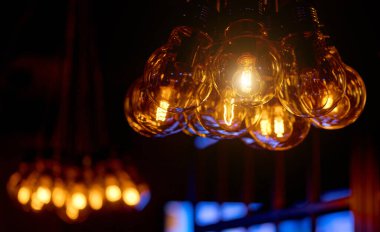 Edison 'un retro lambası tavanın altında. 