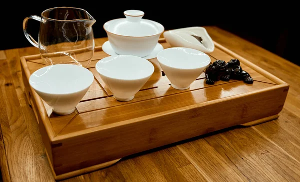 Китайский традиционный чайный поднос с драконом на подносе и пустыми чашками чайника — стоковое фото