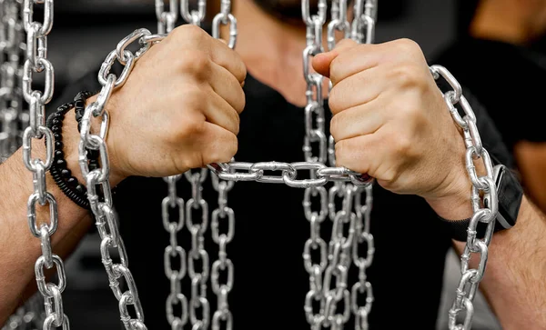 Manos para hombre tratan de romper la prueba de la cadena para la fuerza —  Fotos de Stock